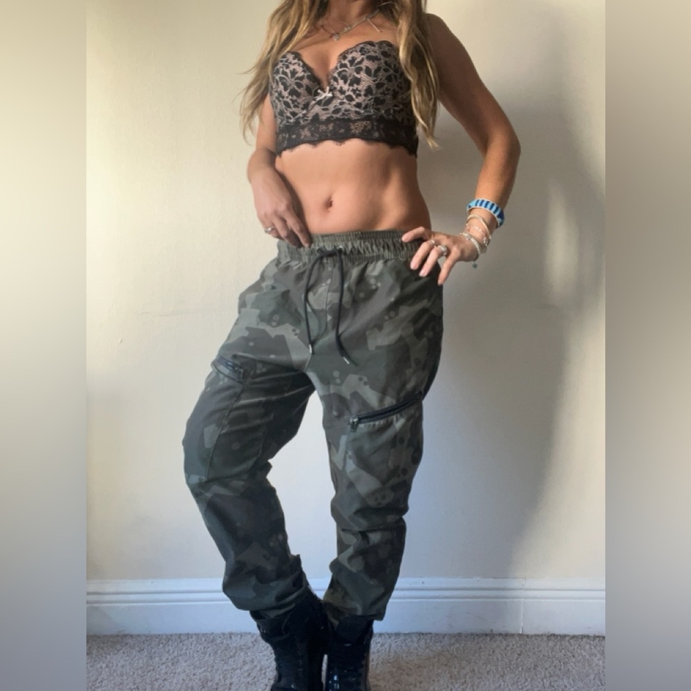 Under Armour Menβs Camo Cargo Jogger PantsππSmall ππ - Picture 2 of 12